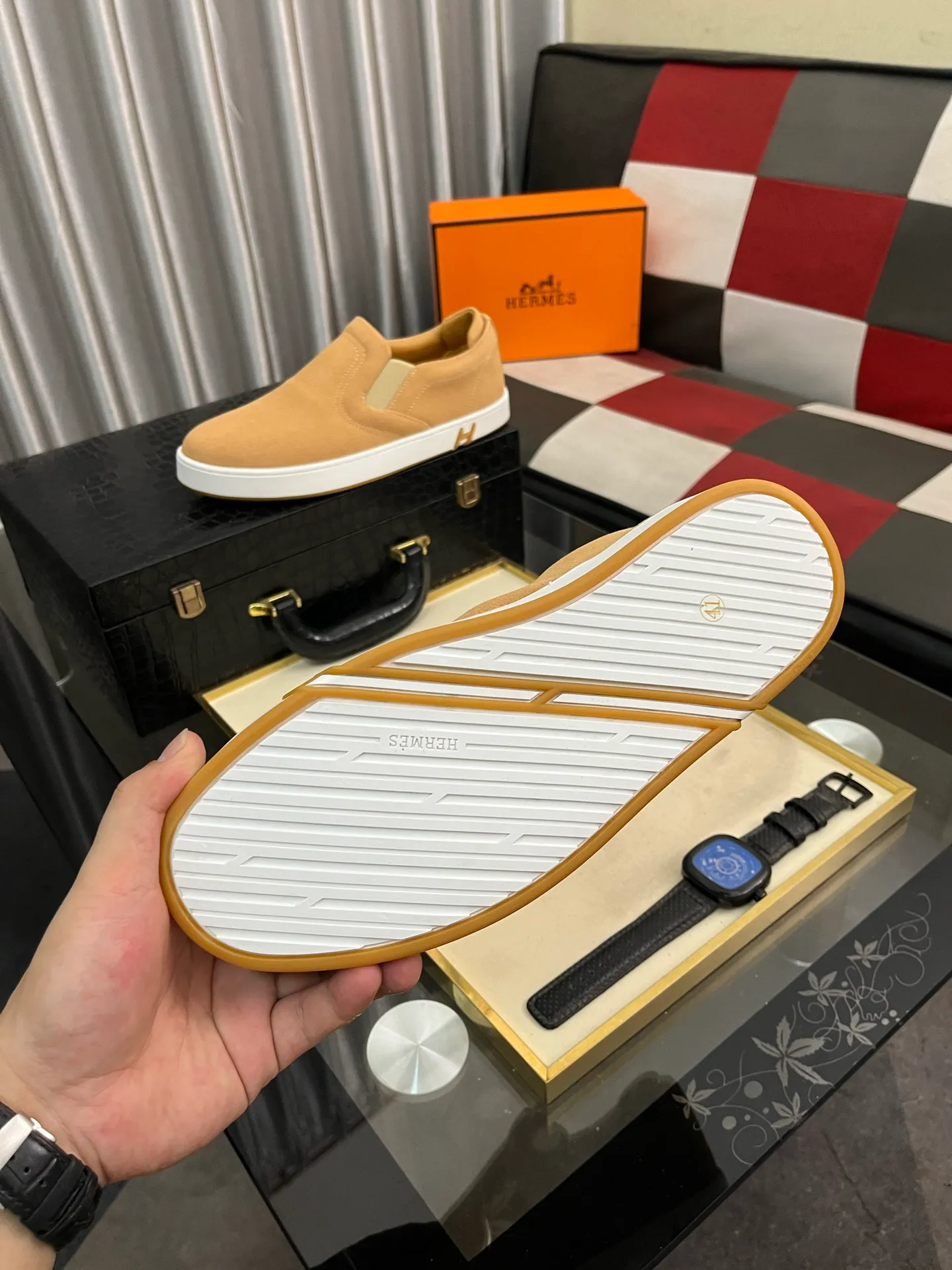 Men's Men's Shoes💰458⌚️⌚️HERMES/Hermès Hugo sneakers are casual men's shoes. These sneakers are made of imported first-layer cowhide leather and breathable mesh design. The contrasting color design creates a dynamic and modern shape. The front end of the toe is decorated with natural-color rubber inlays, making it novel and fashionable. The texture is incomparable, with cowhide lining and cowhide foot pads, the upper foot is comfortable and breathable, and the rubber sole is decorated with geometric patterns and iconic "H" details. A very personal one! Size: 38-44